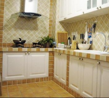 厨房卫生间采用不同的装修风格,自然会选择不同尺寸的瓷砖进行装修.
